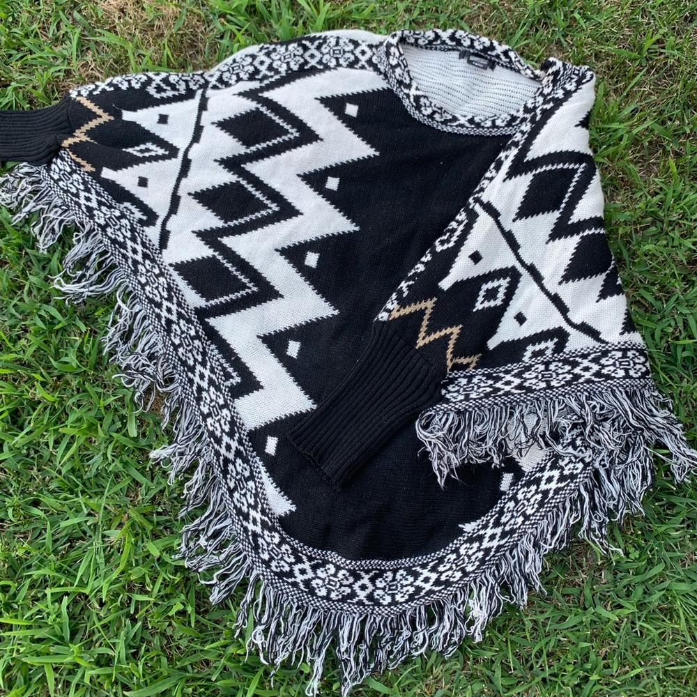Papaya poncho sweater black and white